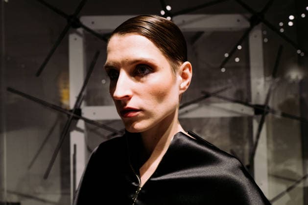 Poet-Lab pre-show AW LFW in London Poet-Lab presents its latest collection during London Fashion Week, showcasing a bold vision of genderless luxury streetwear. Creative director Giuseppe Iaciofano explores the workshop of a poet concept through oversized geometry and minimalist tailoring, utilising repurposed deadstock fabrics to promote sustainable fashion. The runway features a series of transformative looks that highlight the tension between opposites Milanese glamour and New York pragmatism. Models move through a space designed to reflect the brand s core values of inclusivity and resilience, reinforcing fashion as a tool for self-expression and the rejection of conventional norms. London England United Kingdom Copyright: xx