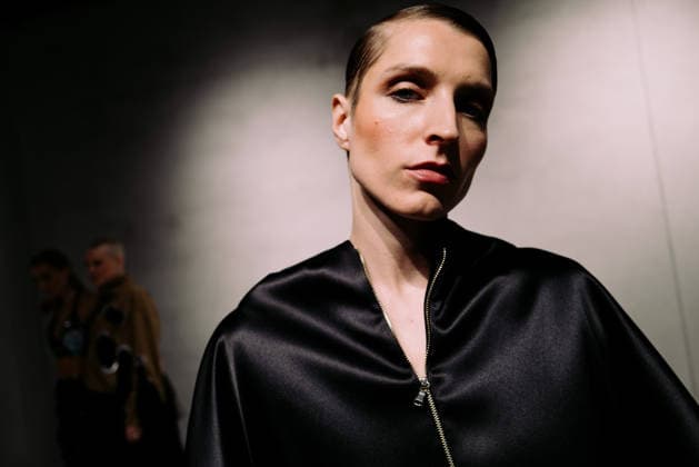 Poet-Lab pre-show AW LFW in London Poet-Lab presents its latest collection during London Fashion Week, showcasing a bold vision of genderless luxury streetwear. Creative director Giuseppe Iaciofano explores the workshop of a poet concept through oversized geometry and minimalist tailoring, utilising repurposed deadstock fabrics to promote sustainable fashion. The runway features a series of transformative looks that highlight the tension between opposites Milanese glamour and New York pragmatism. Models move through a space designed to reflect the brand s core values of inclusivity and resilience, reinforcing fashion as a tool for self-expression and the rejection of conventional norms. London England United Kingdom Copyright: xx