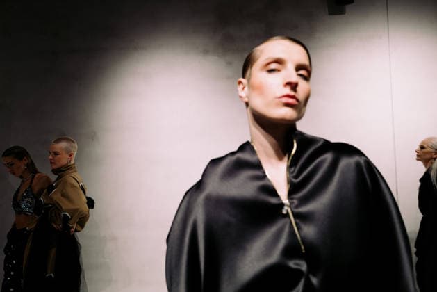 Poet-Lab pre-show AW LFW in London Poet-Lab presents its latest collection during London Fashion Week, showcasing a bold vision of genderless luxury streetwear. Creative director Giuseppe Iaciofano explores the workshop of a poet concept through oversized geometry and minimalist tailoring, utilising repurposed deadstock fabrics to promote sustainable fashion. The runway features a series of transformative looks that highlight the tension between opposites Milanese glamour and New York pragmatism. Models move through a space designed to reflect the brand s core values of inclusivity and resilience, reinforcing fashion as a tool for self-expression and the rejection of conventional norms. London England United Kingdom Copyright: xx