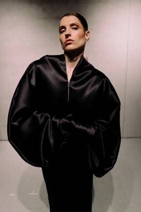 Poet-Lab pre-show AW LFW in London Poet-Lab presents its latest collection during London Fashion Week, showcasing a bold vision of genderless luxury streetwear. Creative director Giuseppe Iaciofano explores the workshop of a poet concept through oversized geometry and minimalist tailoring, utilising repurposed deadstock fabrics to promote sustainable fashion. The runway features a series of transformative looks that highlight the tension between opposites Milanese glamour and New York pragmatism. Models move through a space designed to reflect the brand s core values of inclusivity and resilience, reinforcing fashion as a tool for self-expression and the rejection of conventional norms. London England United Kingdom Copyright: xx