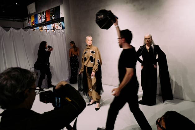 Poet-Lab pre-show AW LFW in London Poet-Lab presents its latest collection during London Fashion Week, showcasing a bold vision of genderless luxury streetwear. Creative director Giuseppe Iaciofano explores the workshop of a poet concept through oversized geometry and minimalist tailoring, utilising repurposed deadstock fabrics to promote sustainable fashion. The runway features a series of transformative looks that highlight the tension between opposites Milanese glamour and New York pragmatism. Models move through a space designed to reflect the brand s core values of inclusivity and resilience, reinforcing fashion as a tool for self-expression and the rejection of conventional norms. London England United Kingdom Copyright: xx
