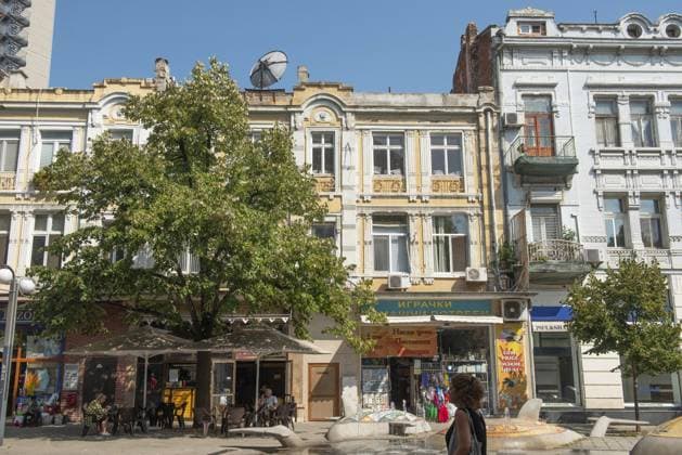 Burgas, Bulgarien, 25. September 2020 Die hübsche Architektur der Zaren Peter Straße im Stadtzentrum von Burgas, Bulgarien Burgas, Bulgaria, September 25th 2020 The pretty architecture of Tsar Peter Street in Burgas city centre, Bulgaria Copyright: imageBROKER johnxwreford ibljwr16727028.jpg