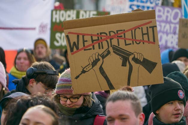 cntv Mehrere hundert Schueler Schuelerinnen verschiedener Altersstufen demonstrierten heute mit Plakten Banner Schilder mit verschiedener Aufschrift auf der Strasse gegen den Protest Wehrdienst in der Hamburger Innenstadz am 20.02.2026 Hamburg Germany *** cntv Several hundred students of different ages demonstrated today with placards banners signs with different inscriptions on the street against the protest military service in the city center of Hamburg on 20 02 2026 Hamburg Germany