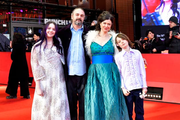 Banker White with wife Anna Fitch, daughter Dylan and son Dylan at the premiere of the documentary Yo Love Is a Rebellious Bird at the Berlinale 2026 76 Berlin International Film Festival at the Berlinale Palast Berlin, 20 02 2026 Foto:xM.xBehrensx xFuturexImagex bird_6209