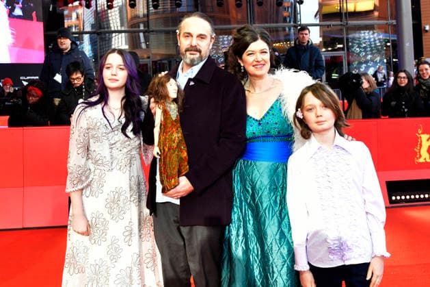 Banker White with wife Anna Fitch, daughter Dylan and son Dylan at the premiere of the documentary Yo Love Is a Rebellious Bird at the Berlinale 2026 76 Berlin International Film Festival at the Berlinale Palast Berlin, 20 02 2026 Foto:xM.xBehrensx xFuturexImagex bird_6210