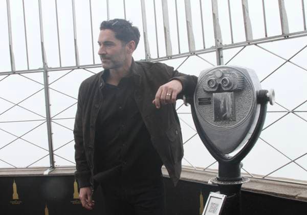 RECORD DATE NOT STATED Tom Ellis and Nick Gehlfuss visit the Empire State Building Observatory for a photo opportunity. (NEW)Tom Ellis and Nick Gehlfuss visit the Empire State Building Observatory for a photo opportunity. February 20, 2026, New York, USA: Tom Ellis at the Empire State Building Observatory for a photo opportunity to celebrate the premiere of CBS™ new drama from Wolf Entertainment, CIA. Credit: Niyi Fote Thenews2 (Foto: Niyi Fote Thenews2 imago images) Tom Ellis and Nick Gehlfuss visit the Empire State Building Observatory for a photo opportunity.  Copyright: xNiyixFotex