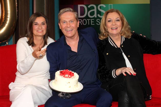 Inka Schneider and Bettina Tietjen celebrate their colleague Hinnerk Baumgarten for 20 years of DAS Rote Sofa moderation NDR on 20 02 2026 in Hamburg Inka Schneider Bettina Tietjen celebrate their colleague Hinnerk Baumgarten for 20 years of DAS Rote Sofa NDR in Hamburg