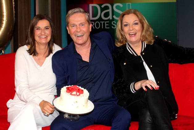 Inka Schneider and Bettina Tietjen celebrate their colleague Hinnerk Baumgarten for 20 years of DAS Rote Sofa moderation NDR on 20 02 2026 in Hamburg Inka Schneider Bettina Tietjen celebrate their colleague Hinnerk Baumgarten for 20 years of DAS Rote Sofa NDR in Hamburg