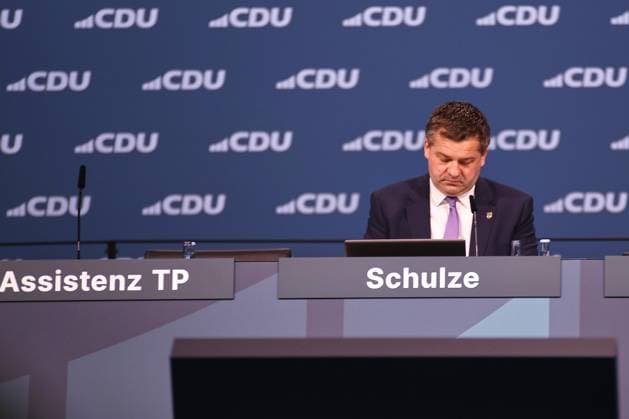 Stuttgart, Baden-Württenberg, Deutschland, 20.02.2026: Messehalle: 38. Bundesparteitag der CDU Deutschlands: Sven Schulze, Ministerpräsident von Sachsen-Anhalt *** Stuttgart, Baden Württenberg, Germany, 20 02 2026 Exhibition Hall 38 Federal Party Conference of the CDU of Germany Sven Schulze, Minister President of Saxony-Anhalt Copyright: xdtsxNachrichtenagenturx dts_107512
