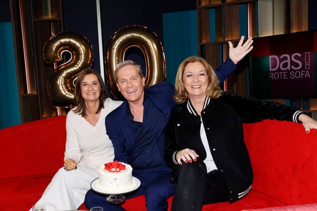 Inka Schneider, Hinnerk Baumgarten and Bettina Tietjen on the NDR news and talk show DAS Rote Sofa in the NDR television studio in Lokstedt Hinnerk Baumgarten celebrates 20 years as DAS presenter Hamburg, 20 02 2026 Foto:xH.xHartmannx xFuturexImagex sofa2002_6203