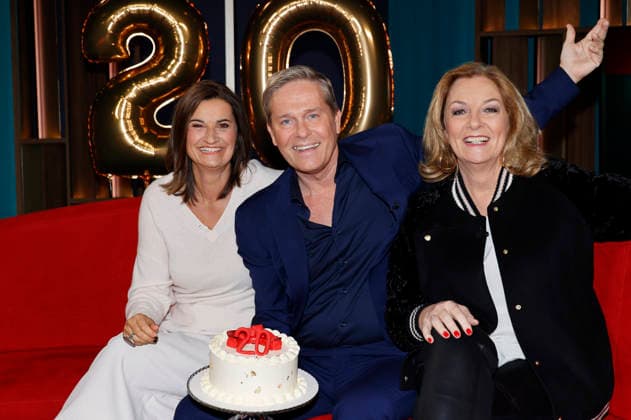 Inka Schneider, Hinnerk Baumgarten and Bettina Tietjen on the NDR news and talk show DAS Rote Sofa in the NDR television studio in Lokstedt Hinnerk Baumgarten celebrates 20 years as DAS presenter Hamburg, 20 02 2026 Foto:xH.xHartmannx xFuturexImagex sofa2002_6206