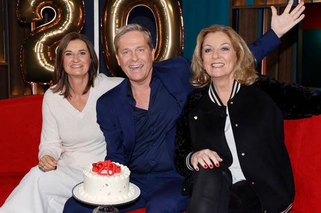 Inka Schneider, Hinnerk Baumgarten and Bettina Tietjen on the NDR news and talk show DAS Rote Sofa in the NDR television studio in Lokstedt Hinnerk Baumgarten celebrates 20 years as DAS presenter Hamburg, 20 02 2026 Foto:xH.xHartmannx xFuturexImagex sofa2002_6207