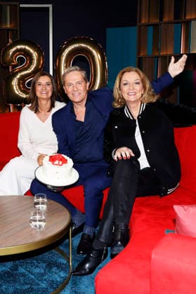 Inka Schneider, Hinnerk Baumgarten and Bettina Tietjen on the NDR news and talk show DAS Rote Sofa in the NDR television studio in Lokstedt Hinnerk Baumgarten celebrates 20 years as DAS presenter Hamburg, 20 02 2026 Foto:xH.xHartmannx xFuturexImagex sofa2002_6201
