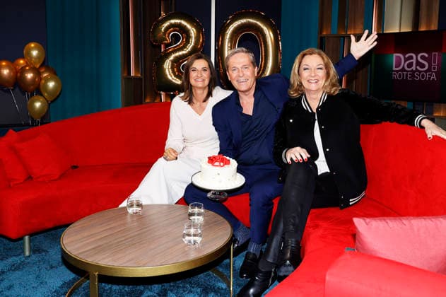 Inka Schneider, Hinnerk Baumgarten and Bettina Tietjen on the NDR news and talk show DAS Rote Sofa in the NDR television studio in Lokstedt Hinnerk Baumgarten celebrates 20 years as DAS presenter Hamburg, 20 02 2026 Foto:xH.xHartmannx xFuturexImagex sofa2002_6202