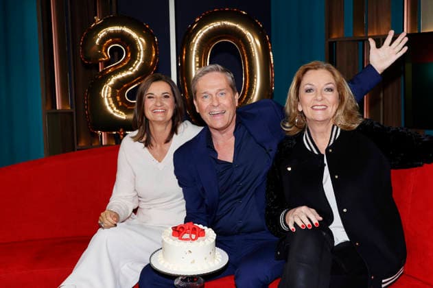 Inka Schneider, Hinnerk Baumgarten and Bettina Tietjen on the NDR news and talk show DAS Rote Sofa in the NDR television studio in Lokstedt Hinnerk Baumgarten celebrates 20 years as DAS presenter Hamburg, 20 02 2026 Foto:xH.xHartmannx xFuturexImagex sofa2002_6204