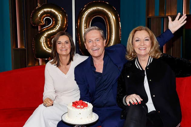 Inka Schneider, Hinnerk Baumgarten and Bettina Tietjen on the NDR news and talk show DAS Rote Sofa in the NDR television studio in Lokstedt Hinnerk Baumgarten celebrates 20 years as DAS presenter Hamburg, 20 02 2026 Foto:xH.xHartmannx xFuturexImagex sofa2002_6205