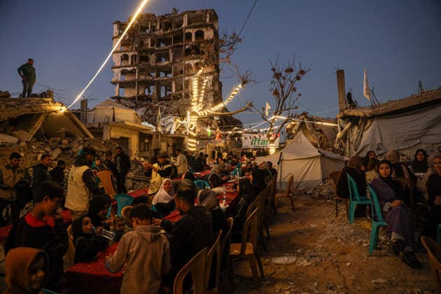 Gaza Ramadan Iftar Amid Rubble Palestinians gather for a mass fast-breaking iftar meal during Muslims™ holy month of Ramadan amid the rubble of destroyed buildings in the northern Gaza Strip on February 20, 2026. Gaza Gaza Strip Palestine Territories Copyright: xYoussefxAlzanounx