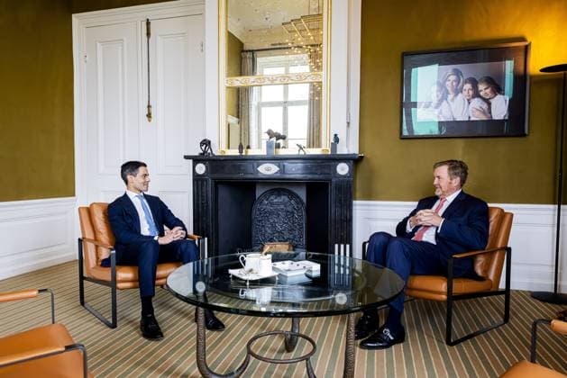 THE HAGUE King Willem-Alexander (R) speaks with formateur Rob Jetten (D66) at Huis ten Bosch Palace. The D66 political leader has presented his final report to House of Representatives Speaker Thom van Campen and will be sworn in as Prime Minister in two days. PATRICK VAN KATWIJK POOL ANP netherlands out - belgium out  Copyright: xx x551352694x originalFilename: 551352694.jpg