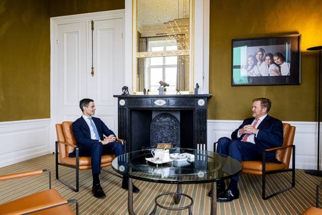 THE HAGUE - King Willem-Alexander (R) speaks with formateur Rob Jetten (D66) at Huis ten Bosch Palace. The D66 political leader has presented his final report to House of Representatives Speaker Thom van Campen and will be sworn in as Prime Minister in two days. PATRICK VAN KATWIJK POOL ANP netherlands out - belgium out  Copyright: xx x551352701x originalFilename: 551352701.jpg