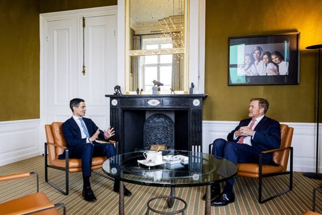 THE HAGUE King Willem-Alexander (R) speaks with formateur Rob Jetten (D66) at Huis ten Bosch Palace. The D66 political leader has presented his final report to House of Representatives Speaker Thom van Campen and will be sworn in as Prime Minister in two days. PATRICK VAN KATWIJK POOL ANP netherlands out - belgium out  Copyright: xx x551352709x originalFilename: 551352709.jpg