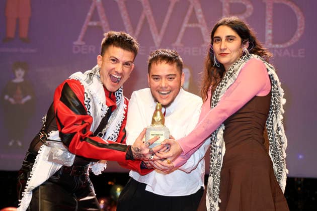 Ian de la Rosa with team at the presentation of the 40 Teddy Award 2026 at the Berlinale 2026 76 Berlin International Film Festival at the Volksbühne Berlin, 20 02 2026 Foto:xB.xDummerx xFuturexImagex teddy_6214
