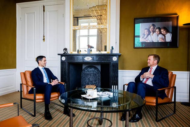 King receives Rob Jetten. The Hague, the Netherlands. 21 Feb 2026 King Willem-Alexander in conversation with Rob Jetten at Huis ten Bosch Palace. The political leader of D66 has handed over his final report to Speaker of the House Thom van Campen and will be sworn in as Prime Minister in two days. Den Haag Nederland  Copyright: xDPPA POOL PVKx