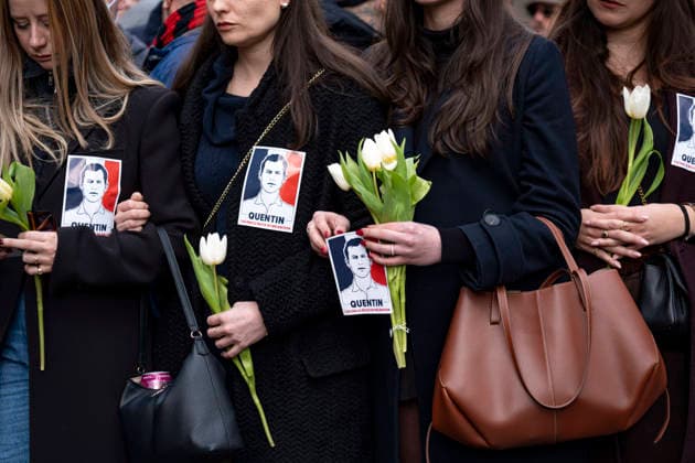 NEWS : Marche hommage a Quentin Deranque - Lyon 21 02 26 Les tulipes blanches des NÃ mÃ sis lors de la Marche en hommage Ã Quentin Deranque tuÃ lors d™un affrontement entre nationalistes et antifas, Ã Lyon le 21 02 26. Photo Sandrine Thesillat PsNewZ  Copyright: xSandrinexThesillatx