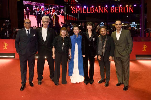 Shivendra Singh Dungarpur, Wim Wenders, Ewa Puszczynska, Hikari, Bae Doona, Min Bahadur Bham and Reinaldo Marcus Green at the Closing Ceremony with Award Ceremony at the Berlinale 2026 76 Berlin International Film Festival in the Berlinale Palast Berlin, 21 02 2026 Foto:xC.xNiehausx xFuturexImagex closing_6239