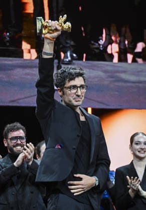 Director Ilker Catak wins Golden Bear for Gelbe Briefe at Berlin Film Festival BERLIN, GERMANY - FEBRUARY 21: Ilker Catak, director of Gelbe Briefe (Yellow Letters) receives the Golden Bear award for the best film during the closing ceremony of 76th International Berlin Film Festival (Berlinale) in Berlin, Germany on February 21, 2026. Halil Sagirkaya Anadolu Berlin Germany. Editorial use only. Please get in touch for any other usage.  Copyright: x2026xAnadoluxHalilxSagirkayax