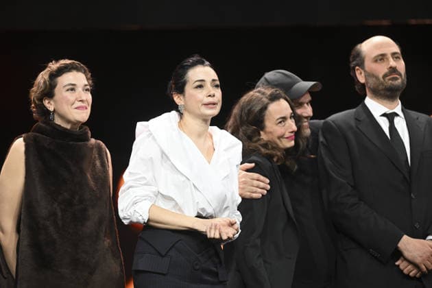 Director Ilker Catak wins Golden Bear for Gelbe Briefe at Berlin Film Festival BERLIN, GERMANY - FEBRUARY 21: Turkish actress Ozgu Namal celebrates after Ilker Catak, director of Gelbe Briefe (Yellow Letters) receives the Golden Bear award for the best film during the closing ceremony of 76th International Berlin Film Festival (Berlinale) in Berlin, Germany on February 21, 2026. Halil Sagirkaya Anadolu Berlin Germany. Editorial use only. Please get in touch for any other usage.  Copyright: x2026xAnadoluxHalilxSagirkayax