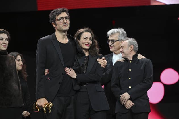 Director Ilker Catak wins Golden Bear for Gelbe Briefe at Berlin Film Festival BERLIN, GERMANY - FEBRUARY 21: Ilker Catak, director of Gelbe Briefe (Yellow Letters) receives the Golden Bear award for the best film during the closing ceremony of 76th International Berlin Film Festival (Berlinale) in Berlin, Germany on February 21, 2026. Halil Sagirkaya Anadolu Berlin Germany. Editorial use only. Please get in touch for any other usage.  Copyright: x2026xAnadoluxHalilxSagirkayax