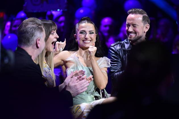MALMÖ, SWEDEN 20260221 Meira Omar went to the final qualifying round with the entry Dooset Daram , here with Lat writers Lurell Barker and Anderz Wrethov, at round 4 of Melodifestivalen 2026 in Malmö Arena on Saturday MALMÖ SWEDEN x50090x  Copyright: xJohanxNilsson TTx MELODIFESTIVALEN 2026 MALMÖ Bx9ploj7iKw