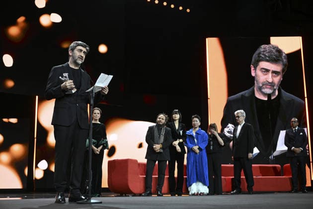 Turkish director Emin Alper wins Silver Bear Jury Prize at Berlin Film Festival BERLIN, GERMANY - FEBRUARY 21: Turkish director Emin Alper makes a speech after receiving the Silver Bear Jury Prize for his film Kurtulus (Salvation) during the 76th Berlin International Film Festival (Berlinale) in Berlin, Germany, on February 21, 2026. Halil Sagirkaya Anadolu Berlin Germany. Editorial use only. Please get in touch for any other usage.  Copyright: x2026xAnadoluxHalilxSagirkayax