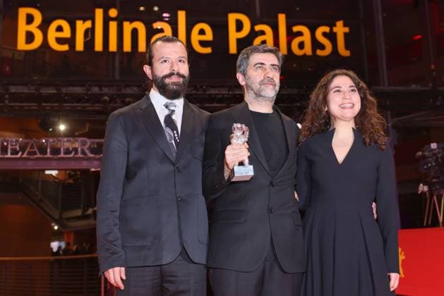 Berlinale Award Winner 2026 Nadir Öperli, Emin Alper, Irem Akbal Winner of the Silver Bear of the 76th Berlinale at the Berlinale Palast, Berlin, date 21 02 2026 Copyright: xEventpress Kratschx