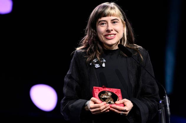 Pepa Lubojacki with the Berlinale Documentary Award for If Pigeons Turned to Gold at the Closing Ceremony with Award Ceremony at the Berlinale 2026 76 Berlin International Film Festival in the Berlinale Palast Berlin, 21 02 2026 Foto:xN.xKubelkax xFuturexImagex closing_6336