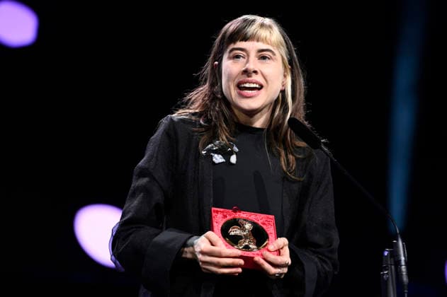 Pepa Lubojacki with the Berlinale Documentary Award for If Pigeons Turned to Gold at the Closing Ceremony with Award Ceremony at the Berlinale 2026 76 Berlin International Film Festival in the Berlinale Palast Berlin, 21 02 2026 Foto:xN.xKubelkax xFuturexImagex closing_6337