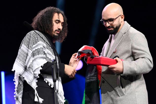 Abdallah Alkhatib and Taqiyeddine Issaad with the award for Best First Feature Chronicles From the Siege at the Closing Ceremony and Award Ceremony at the Berlinale 2026 76 Berlin International Film Festival in the Berlinale Palast Berlin, 21 02 2026 Foto:xN.xKubelkax xFuturexImagex closing_6338