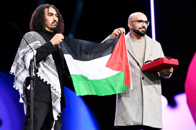Abdallah Alkhatib and Taqiyeddine Issaad with the award for Best First Feature Chronicles From the Siege at the Closing Ceremony and Award Ceremony at the Berlinale 2026 76 Berlin International Film Festival in the Berlinale Palast Berlin, 21 02 2026 Foto:xN.xKubelkax xFuturexImagex closing_6340