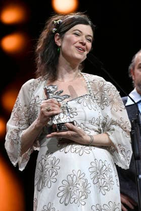 Anna Fitch with the Silver Bear for Outstanding Artistic Achievement for Yo Love is a Rebellious Bird at the Closing Ceremony with Award Ceremony at the Berlinale 2026 76 Berlin International Film Festival in the Berlinale Palast Berlin, 21 02 2026 Foto:xN.xKubelkax xFuturexImagex closing_6344