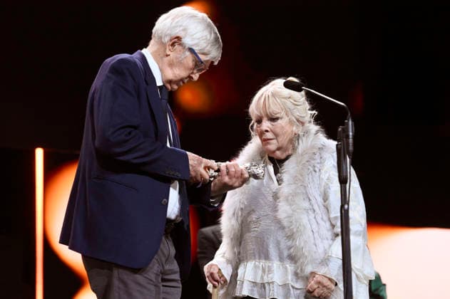 Tom Courtenay and Anna Calder Marshall with the Silver Bear for Best Supporting Actor in Queen at Sea at the Closing Ceremony and Award Ceremony at the Berlinale 2026 76 Berlin International Film Festival at the Berlinale Palast Berlin, 21 02 2026 Foto:xN.xKubelkax xFuturexImagex closing_6351