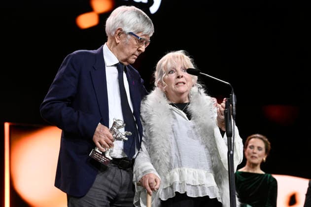 Tom Courtenay and Anna Calder Marshall with the Silver Bear for Best Supporting Actor in Queen at Sea at the Closing Ceremony and Award Ceremony at the Berlinale 2026 76 Berlin International Film Festival at the Berlinale Palast Berlin, 21 02 2026 Foto:xN.xKubelkax xFuturexImagex closing_6352