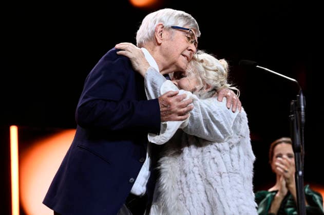 Tom Courtenay and Anna Calder Marshall with the Silver Bear for Best Supporting Actor in Queen at Sea at the Closing Ceremony and Award Ceremony at the Berlinale 2026 76 Berlin International Film Festival at the Berlinale Palast Berlin, 21 02 2026 Foto:xN.xKubelkax xFuturexImagex closing_6354