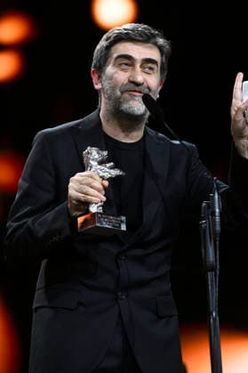 Emin Alper with the Silver Bear Grand Jury Prize for KurtuluÅü Salvation at the Closing Ceremony with Award Ceremony at the Berlinale 2026 76 Berlin International Film Festival in the Berlinale Palast Berlin, 21 02 2026 Foto:xN.xKubelkax xFuturexImagex closing_6367