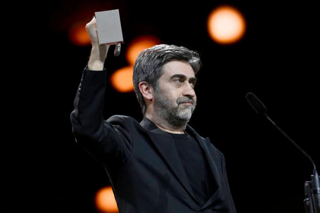 Emin Alper with the Silver Bear Grand Jury Prize for KurtuluÅü Salvation at the Closing Ceremony with Award Ceremony at the Berlinale 2026 76 Berlin International Film Festival in the Berlinale Palast Berlin, 21 02 2026 Foto:xN.xKubelkax xFuturexImagex closing_6370