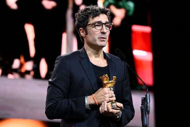 Ilker Catak with the Golden Bear for Best Film Yellow Letters Yellow Letters at the Closing Ceremony with Award Ceremony at the Berlinale 2026 76 Berlin International Film Festival in the Berlinale Palast Berlin, 21 02 2026 Foto:xN.xKubelkax xFuturexImagex closing_6374