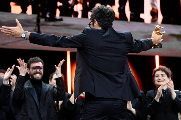 Ilker Catak with the Golden Bear for Best Film Yellow Letters Yellow Letters at the Closing Ceremony with Award Ceremony at the Berlinale 2026 76 Berlin International Film Festival in the Berlinale Palast Berlin, 21 02 2026 Foto:xN.xKubelkax xFuturexImagex closing_6375