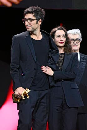 Ilker Catak with the Golden Bear for Best Film Yellow Letters Yellow Letters with Ayda Arbatli and Wim Wenders at the Closing Ceremony with Award Ceremony at the Berlinale 2026 76 Berlin International Film Festival in the Berlinale Palast Berlin, 21 02 2026 Foto:xN.xKubelkax xFuturexImagex closing_6376