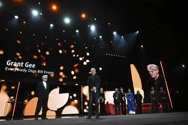 76th Berlin International Film Festival BERLIN, GERMANY - FEBRUARY 21: Director Grant Gee receives the Silver Bear Jury Prize for his film Everybody Digs Bill Evans during the 76th International Berlin International Film Festival (Berlinale) in Berlin, Germany on February 21, 2026 Halil Sagirkaya Anadolu Berlin Germany. Editorial use only. Please get in touch for any other usage.  Copyright: x2026xAnadoluxHalilxSagirkayax