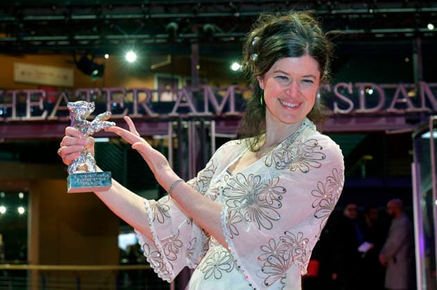 Anna Fitch with the Silver Bear for Outstanding Artistic Achievement for Yo Love is a Rebellious Bird after the Closing Ceremony with Award Ceremony at the Berlinale 2026 76 Berlin International Film Festival in the Berlinale Palast Berlin, 21 02 2026 Foto:xM.xBehrensx xFuturexImagex closing_6411