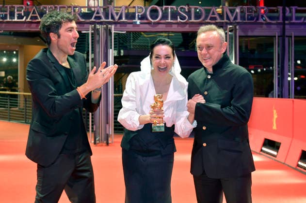 Ilker Catak, Özgü Namal and Tansu Bicer with the Golden Bear for Best Film Yellow Letters Yellow Letters after the Closing Ceremony with Award Ceremony at the Berlinale 2026 76 Berlin International Film Festival in the Berlinale Palast Berlin, 21 02 2026 Foto:xM.xBehrensx xFuturexImagex closing_6412